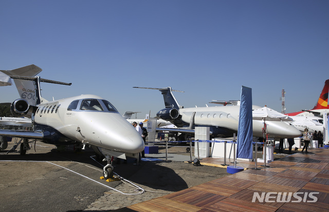 【상파울루(브라질)=AP/뉴시스】상파울루 공항 계류장에 서있는 브리질 항공기들. 브라질 법무부는 미-캐나다 이민을 위해 브라질에 입국하는 아시아계 이민들의 입국을 8월 26일부터 제한한다고 발표했다. 2024. 08.22.   