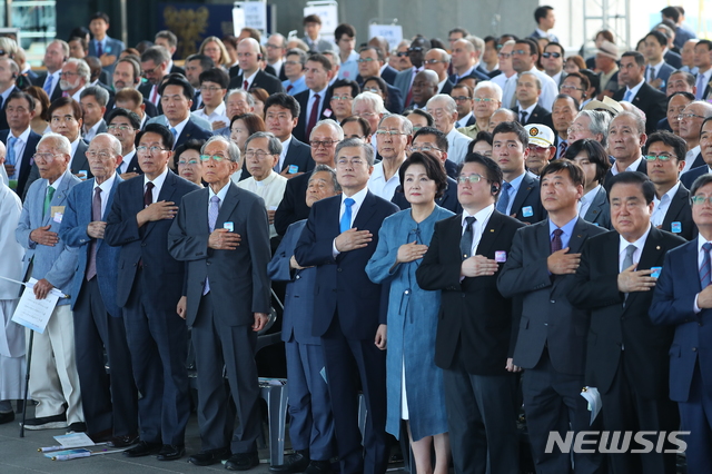 【서울=뉴시스】전신 기자 = 문재인 대통령과 부인 김정숙 여사가 15일 서울 용산구 국립중앙박물관 열린마당에서 열린 제73주년 광복절 및 정부수립 70주년 경축식에서 국기에 경례하고 있다. 2018.08.15. photo1006@newsis.com