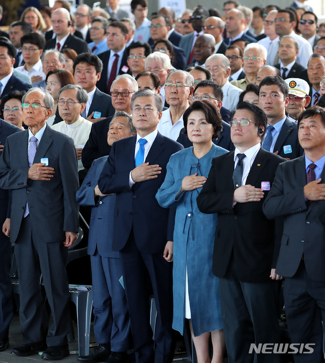 【서울=뉴시스】전신 기자 = 문재인 대통령과 부인 김정숙 여사가 15일 서울 용산구 국립중앙박물관 열린마당에서 열린 제73주년 광복절 및 정부수립 70주년 경축식에서 국기에 경례하고 있다. 2018.08.15. photo1006@newsis.com