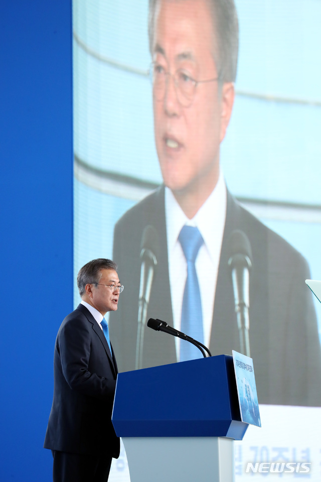 【서울=뉴시스】전신 기자 = 문재인 대통령이 15일 서울 용산구 국립중앙박물관 열린마당에서 열린 제73주년 광복절 및 정부수립 70주년 경축식에서 경축사하고 있다. 2018.08.15. photo1006@newsis.com