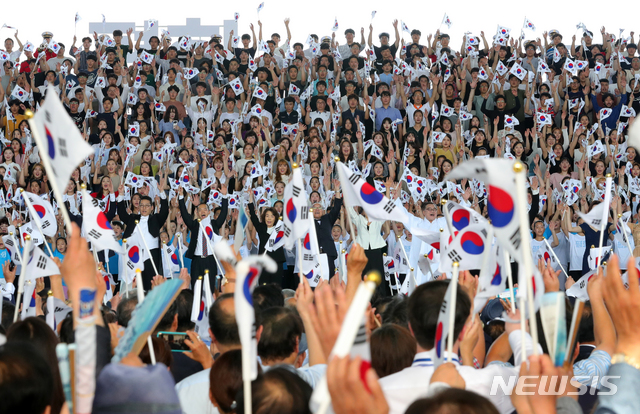 【서울=뉴시스】제73주년 광복절 및 정부수립 70주년이었던 지난해 8월 15일 서울 용산구 국립중앙박물관에서 열린 경축식 모습. 합창단과 참석자들이 만세 삼창을 하고 있다. (사진= 뉴시스 DB)