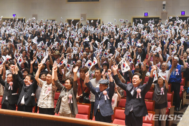 【울산=뉴시스】배병수 기자 = 제73주년 광복절 경축식행사가 15일 울산시 남구 문화예술회관 대공연장에서 열리고 있는 가운데 참석자들이 만세삼창을 하고 있다. 2018.08.15.    bbs@newsis.com.