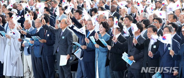 【서울=뉴시스】전신 기자 = 문재인 대통령과 부인 김정숙 여사가 15일 서울 용산구 국립중앙박물관 열린마당에서 열린 제73주년 광복절 및 정부수립 70주년 경축식에서 태극기를 흔들며 광복절 노래를 제창하고 있다. 2018.08.15. photo1006@newsis.com