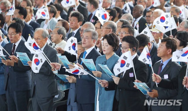 【서울=뉴시스】전신 기자 = 문재인 대통령과 부인 김정숙 여사가 15일 서울 용산구 국립중앙박물관 열린마당에서 열린 제73주년 광복절 및 정부수립 70주년 경축식에서 태극기를 흔들며 광복절 노래를 제창하고 있다. 2018.08.15.  photo1006@newsis.com