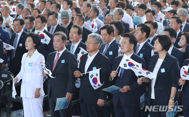 【서울=뉴시스】전신 기자 = 15일 서울 용산구 국립중앙박물관 열린마당에서 열린 제73주년 광복절 및 정부수립 70주년 경축식에서 여야 대표가 태극기를 흔들며 광복절 노래를 제창하고 있다. 앞줄 왼쪽부터 더불어민주당 추미애 대표, 자유한국당 김병준 비대위원장, 바른미래당 김동철 비대위원장, 민주평화당 정동영 대표, 정의당 이정미 대표. 2018.08.15. photo1006@newsis.com