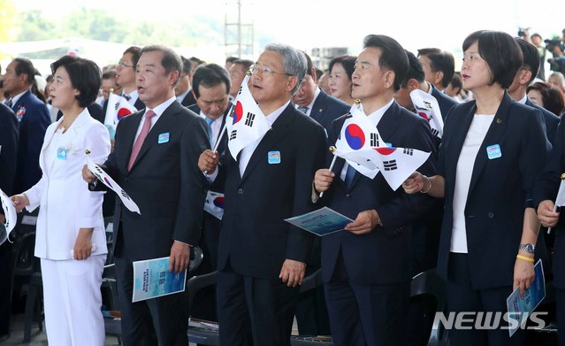 【서울=뉴시스】전신 기자 = 15일 서울 용산구 국립중앙박물관 열린마당에서 열린 제73주년 광복절 및 정부수립 70주년 경축식에서 여야 대표가 태극기를 흔들며 광복절 노래를 제창하고 있다. 앞줄 왼쪽부터 더불어민주당 추미애 대표, 자유한국당 김병준 비대위원장, 바른미래당 김동철 비대위원장, 민주평화당 정동영 대표, 정의당 이정미 대표. 2018.08.15. photo1006@newsis.com