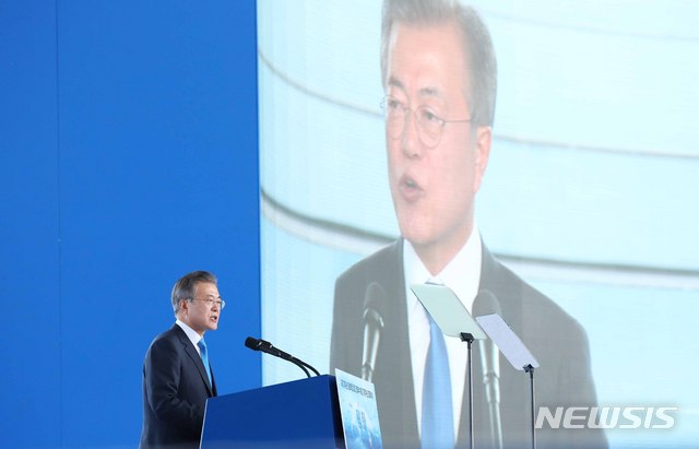 【서울=뉴시스】전신 기자 = 문재인 대통령이 15일 서울 용산구 국립중앙박물관 열린마당에서 열린 제73주년 광복절 및 정부수립 70주년 경축식에서 경축사를 하고 있다. 2018.08.15.&nbsp; photo1006@newsis.com