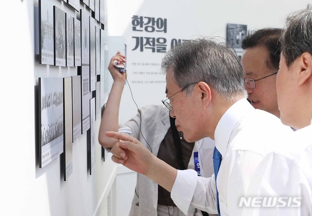 【서울=뉴시스】전신 기자 = 문재인 대통령이 15일 서울 용산구 국립중앙박물관 열린마당에서 열린 제73주년 광복절 및 정부수립 70주년 경축식을 마친 후 국가기록특별전을 관람하고 있다. 2018.08.15.&nbsp; photo1006@newsis.com