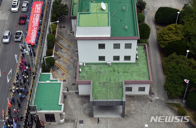 【부산=뉴시스】 하경민 기자 = 제73주년 광복절인 15일 부산 동구 정발 장군 동상 앞에서 민주노총 부산본부와 적폐청산사회대개혁 부산운동본부 회원 등 500여 명이 정부와 일본을 규탄하는 집회를 개최한 뒤 일본총영사관 주변을 도는 거리행진을 펼치고 있다. 이들은 외교 적폐인 일본군 위안부 합의를 즉각 파기하고 한일 군사정보보호협정도 폐기할 것을 촉구했다. 더불어 전쟁 범죄 사죄와 배상을 촉구하기 위한 강제징용 노동자상 건립을 더 이상 막지 말아야 한다고 주장했다. 2018.08.15. yulnetphoto@newsis.com