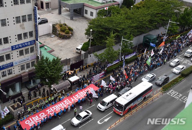 【부산=뉴시스】 하경민 기자 = 제73주년 광복절인 15일 부산 동구 정발 장군 동상 앞에서 민주노총 부산본부와 적폐청산사회대개혁 부산운동본부 회원 등 500여 명이 정부와 일본을 규탄하는 집회를 개최한 뒤 일본총영사관 주변을 도는 거리행진을 펼치고 있다.  이들은 외교 적폐인 일본군 위안부 합의를 즉각 파기하고 한일 군사정보보호협정도 폐기할 것을 촉구했다. 더불어 전쟁 범죄 사죄와 배상을 촉구하기 위한 강제징용 노동자상 건립을 더 이상 막지 말아야 한다고 주장했다. 2018.08.15.  yulnetphoto@newsis.com