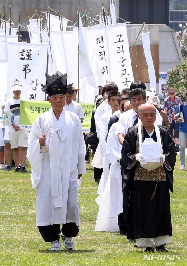 【서울=뉴시스】조성봉 기자 = 15일 오후 서울 종로구 광화문 광장에서 열린 일제강제징용희생자 유해봉환 국민추모제에서 일본 국평사 윤벽암(오른쪽) 스님을 비롯한 유해봉환위 관계자들이 희생자 35위를 제단에 모시기 위해 이동하고 있다. 이번 추모제는 한국민족종교협의회, 일제강제징용희생자 유해봉환위원회 등이 제73주년 8.15광복절 민족공동행사로 진행했다. 2018.08.15.suncho21@newsis.com