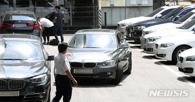 【서울=뉴시스】홍효식 기자 = BMW 리콜 대상 차량에 대한 운행정지 명령이 내려진 가운데 15일 서울 영등포 BMW 서비스센터에서 차량들이 주차돼있다. 2018.08.15. yesphoto@newsis.com