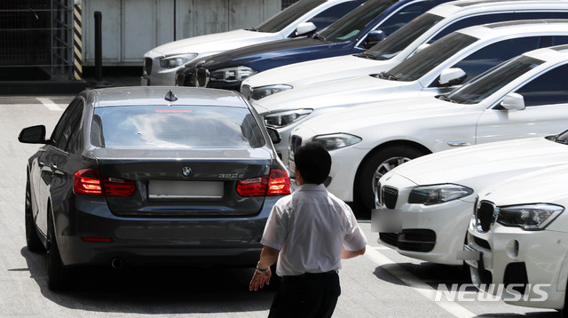 【서울=뉴시스】홍효식 기자 = BMW 리콜 대상 차량에 대한 운행정지 명령이 내려진 가운데 15일 서울 영등포 BMW 서비스센터에서 차량들이 주차돼있다. 2018.08.15. yesphoto@newsis.com