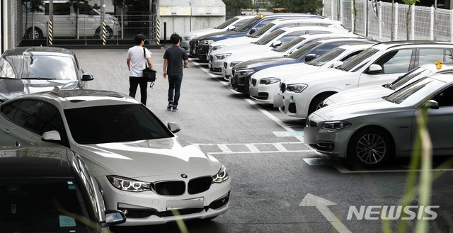 【서울=뉴시스】홍효식 기자 = BMW 리콜 대상 차량에 대한 운행정지 명령이 내려진 가운데 15일 서울 영등포 BMW 서비스센터에서 차량들이 주차돼있다. 2018.08.15. yesphoto@newsis.com