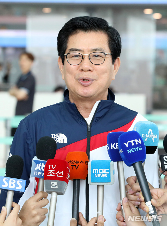 【인천공항=뉴시스】김선웅 기자 = 2018 자카르타-팔렘방 아시안게임에 출전하는 대한민국 선수단 김성조 단장이 15일 오후 인천국제공항에서 출국을 앞두고 각오를 밝히고 있다. 2018.08.15. mangusta@newsis.com