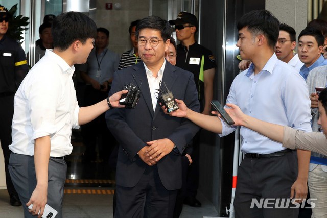 【서울=뉴시스】조성봉 기자 = 백원우 청와대 민정비서관이 15일 오후 서울 강남구 특검 사무실에 참고인 신분으로 조사를 마치고 밖으로 나서며 취재진에게 질문을 받고 있다.&nbsp; 이날 드루킹 댓글조작 의혹을 수사 중인 허익범 특별검사팀은 백원우 청와대 민정비서관에 대한 참고인 신문을 6시간 만에 마무리했다. 2018.08.15. suncho21@newsis.com