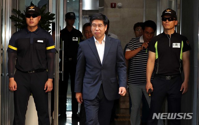 【서울=뉴시스】조성봉 기자 = 백원우 당시 청와대 민정비서관이 지난해 8월15일 드루킹 특별검사팀 사무실에 참고인 신분으로 조사를 마치고 밖으로 나서고 있다. 2018.08.15.suncho21@newsis.com