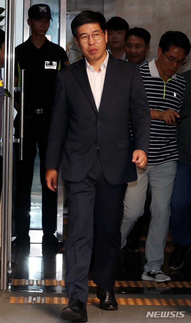 【서울=뉴시스】조성봉 기자 = 백원우 청와대 민정비서관이 15일 오후 서울 강남구 특검 사무실에 참고인 신분으로 조사를 마치고 밖으로 나서고 있다. 이날 드루킹 댓글조작 의혹을 수사 중인 허익범 특별검사팀은 백원우 청와대 민정비서관에 대한 참고인 신문을 6시간 만에 마무리했다. 2018.08.15. suncho21@newsis.com