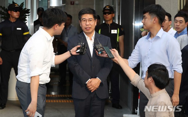 【서울=뉴시스】조성봉 기자 = 백원우 청와대 민정비서관이 지난해 8월15일 오후 서울 강남구 특검 사무실에 참고인 신분으로 조사를 마치고 취재진의 질문에 답변하고 있다. 2018.08.15.suncho21@newsis.com