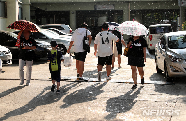 【서울=뉴시스】김선웅 기자 = 15일 오후 서울 송파구 잠실야구장에서 해가 뜬 동시에 비가 내리고 있다. 2018.08.15.&nbsp; mangusta@newsis.com