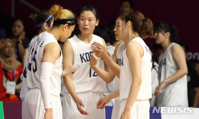 【자카르타(인도네시아)=뉴시스】추상철 기자 = 2018 자카르타-팔렘방 아시안게임 여자농구 예선전 남북단일팀과 인도네시아의 경기가 열린 15일(현지시각) 오후 인도네시아 자카르타 겔로라 붕 카르노(GBK) 농구 경기장에서 남북단일팀이 경기전 작전을 짜고 있다. 2018.08.15.&nbsp; scchoo@newsis.com