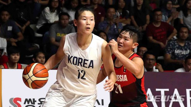 【자카르타(인도네시아)=뉴시스】추상철 기자 = 2018 자카르타-팔렘방 아시안게임 여자농구 예선전 남북단일팀과 인도네시아의 경기가 열린 15일(현지시각) 오후 인도네시아 자카르타 겔로라 붕 카르노(GBK) 농구 경기장에서 남북단일팀 로숙영(북측)이 드리블하고 있다. 2018.08.15. scchoo@newsis.com