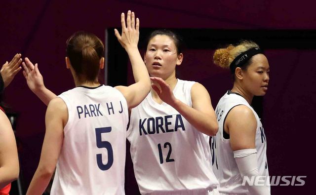 【자카르타(인도네시아)=뉴시스】추상철 기자 = 2018 자카르타-팔렘방 아시안게임 여자농구 예선전 남북단일팀과 인도네시아의 경기가 열린 15일(현지시각) 오후 인도네시아 자카르타 겔로라 붕 카르노(GBK) 농구 경기장에서 남북단일팀 로숙영(북측)이 파울을 얻어낸 후 박혜진과 하이파이브하고 있다. 2018.08.15.&nbsp; scchoo@newsis.com