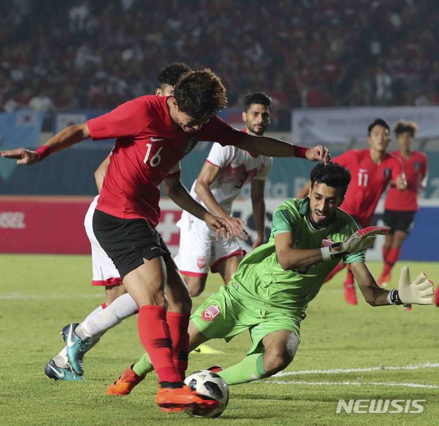 【반둥(인도네시아)=뉴시스】최진석 기자 = 15일(현지시각) 자와랏주 반둥 시 잘락 하루팟 스타디움에서 열린 '2018 자카르타·팔렘방 아시안게임 E조 조별리그 1차전 대한민국과 바레인의 경기. 대한민국 황의조가 골을 넣으며 해트트릭을 기록하고 있다. 2018.08.15.myjs@newsis.com