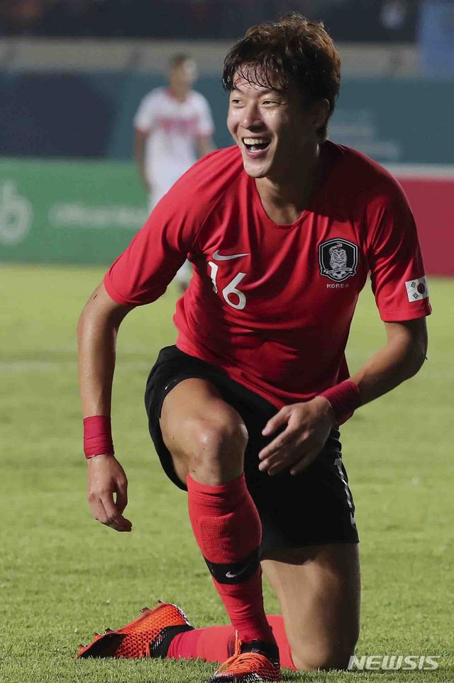 【반둥(인도네시아)=뉴시스】최진석 기자 = 15일(현지시각) 자와랏주 반둥 시 잘락 하루팟 스타디움에서 열린 '2018 자카르타·팔렘방 아시안게임 E조 조별리그 1차전 대한민국과 바레인의 경기. 대한민국 황의조가 골을 넣으며 해트트릭을 기록한 뒤 기뻐하고 있다. 2018.08.15.myjs@newsis.com