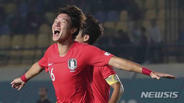 【반둥(인도네시아)=뉴시스】최진석 기자 = 15일(현지시각) 자와랏주 반둥 시 잘락 하루팟 스타디움에서 열린 '2018 자카르타·팔렘방 아시안게임 E조 조별리그 1차전 대한민국과 바레인의 경기. 대한민국 황의조가 팀 세 번째 골을 넣고 있다. 2018.08.15.myjs@newsis.com