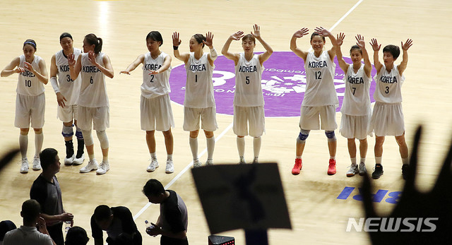 【자카르타(인도네시아)=뉴시스】추상철 기자 = 2018 자카르타-팔렘방 아시안게임 여자농구 예선전 남북단일팀과 인도네시아의 경기가 열린 15일(현지시각) 오후 인도네시아 자카르타 겔로라 붕 카르노(GBK) 농구 경기장에서 108대 40으로 대승을 거둔 남북단일팀 선수들이 응원단을 향해 손을 흔들고 있다. 2018.08.15.&nbsp; scchoo@newsis.com 