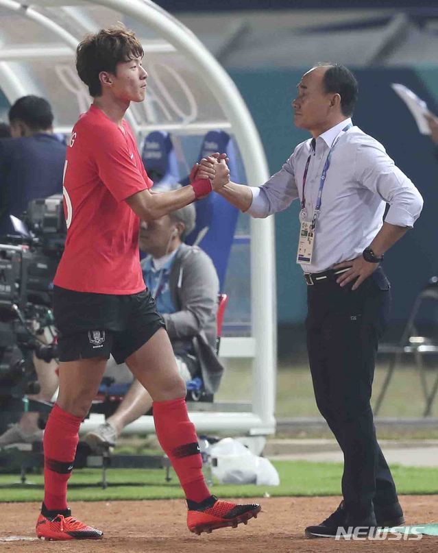 【반둥(인도네시아)=뉴시스】최진석 기자 = 15일(현지시각) 자와랏주 반둥 시 잘락 하루팟 스타디움에서 열린 '2018 자카르타·팔렘방 아시안게임 E조 조별리그 1차전 대한민국과 바레인의 경기. 대한민국 황의조가 해트트릭을 기록한 뒤 교체, 그라운드를 빠져나와 김학범 감독과 기뻐하고 있다. 2018.08.15. myjs@newsis.com