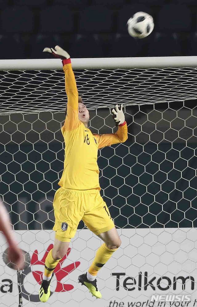 【반둥(인도네시아)=뉴시스】최진석 기자 = 15일(현지시각) 자와랏주 반둥 시 잘락 하루팟 스타디움에서 열린 '2018 자카르타·팔렘방 아시안게임 E조 조별리그 1차전 대한민국과 바레인의 경기. 대한민국 조현우가 펀칭을 하고 있다. 2018.08.15.myjs@newsis.com