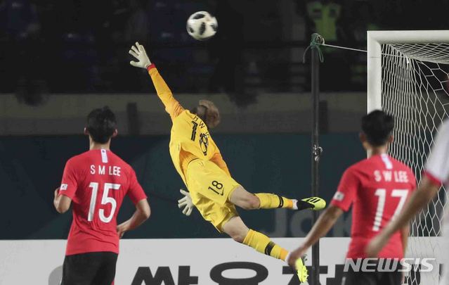 【반둥(인도네시아)=뉴시스】최진석 기자 = 15일(현지시각) 자와랏주 반둥 시 잘락 하루팟 스타디움에서 열린 '2018 자카르타·팔렘방 아시안게임 E조 조별리그 1차전 대한민국과 바레인의 경기. 대한민국 조현우가 펀칭을 하고 있다. 2018.08.15. myjs@newsis.com