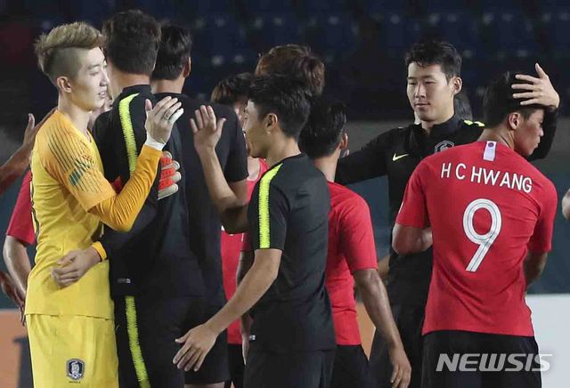 【반둥(인도네시아)=뉴시스】최진석 기자 = 15일(현지시각) 자와랏주 반둥 시 잘락 하루팟 스타디움에서 열린 '2018 자카르타·팔렘방 아시안게임 E조 조별리그 1차전 대한민국과 바레인의 경기에서 6대0으로 승리를 거둔 조현우와 손흥민이 선수들을 다독이고 있다. 2018.08.15.myjs@newsis.com