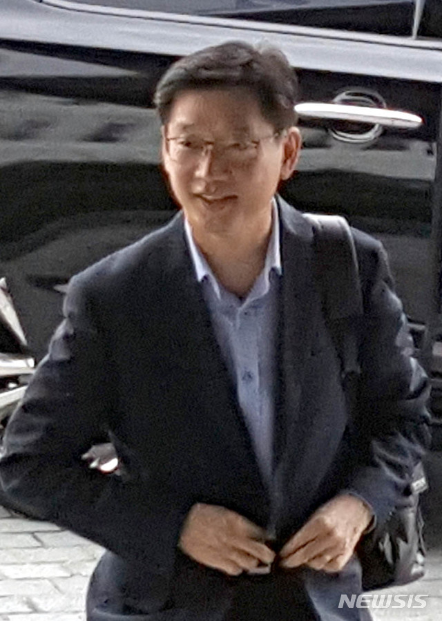 【창원=뉴시스】강경국 기자 = 허익범 특별검사팀이 김경수 경남도지사에 대한 구속영장을 청구한 가운데 김 지사가 16일 오전 경남도청에 출근하고 있다. 2018.08.16.&nbsp; kgkang@newsis.com 