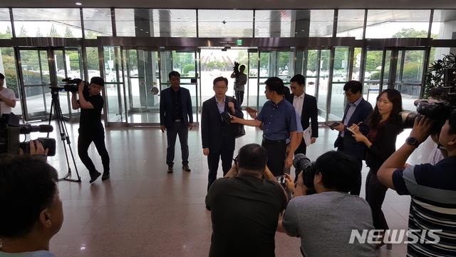 【창원=뉴시스】강경국 기자 = 허익범 특별검사팀이 김경수 경남도지사에 대한 구속영장을 청구한 가운데 김 지사가 16일 오전 경남도청에 출근해 기자들과 인터뷰를 하고 있다. 2018.08.16.kgkang@newsis.com