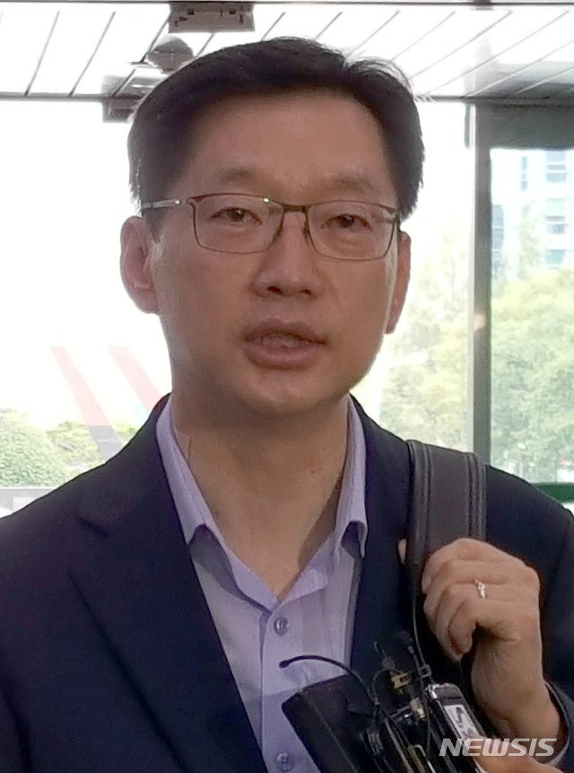 【창원=뉴시스】강경국 기자 = 허익범 특별검사팀이 김경수 경남도지사에 대한 구속영장을 청구한 가운데 김 지사가 16일 오전 경남도청에 출근해 기자들과 인터뷰를 하고 있다. 2018.08.16.&nbsp; kgkang@newsis.com 