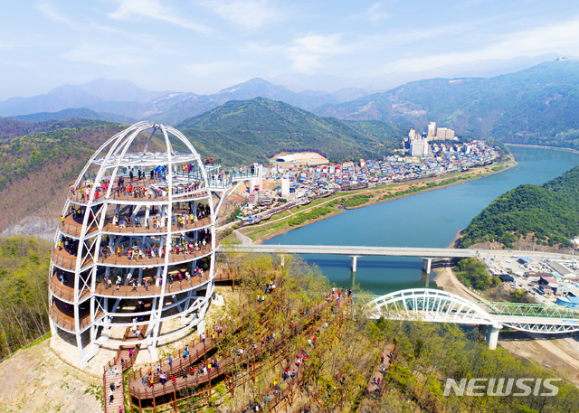 만천하스카이워크 효과…단양군 관광수입 8년새 4배 '껑충'