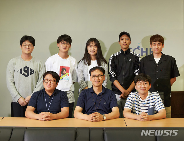 【울산=뉴시스】구미현 기자 = UNIST(울산과학기술원)는 에너지 및 화학공학부의 김진영 교수팀이 페로브스카이트 나노 입자 속 원소를 바꿔 발광 스펙트럼을 자유로이 조절하는 기술을 개발했다고 16일 밝혔다. 사진은 김진영 교수팀 모습. 2018.08.16. (사진=UNIST 제공)photo@newsis.com