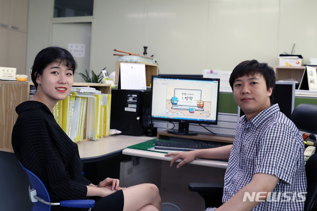 【대전=뉴시스】 한밭대 카툰기자단 박민경(좌측)씨와 김명주씨가 기념촬영을 하고 있다.(사진=한밭대 제공)