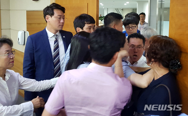 【광주=뉴시스】송창헌 기자 = 16일 광주시청 3층 시장실 앞에서 도시철도 2호선 공론화 방식에 항의해 시장실로 진입하려는 시민단체 관계자들과 시청 직원들이 거친 몸까움을 벌이고 있다. 2018.08.16 goodchang@newsis.com