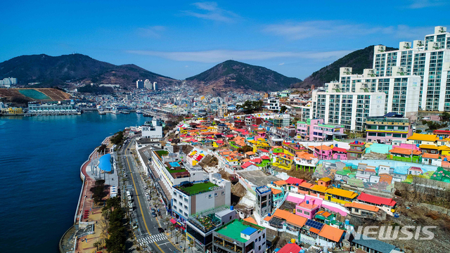 【여수=뉴시스】김석훈 기자 = 전남 여수시의 컬러빌리지 사업으로 색채를 입은 여수 원도심권 모습. 여수시는 내달 5일까지 '2035년 여수 도시기본계획' 수립에 직접 참여할 시민계획단을 모집한다고 16일 밝혔다. (사진=여수시청 제공) kim@newsis.com