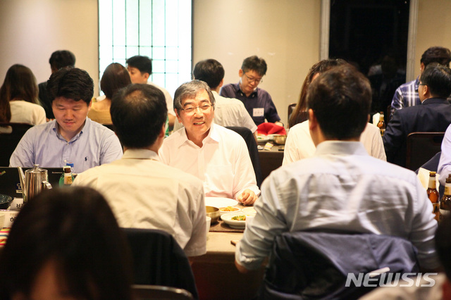 【【서울=뉴시스】윤석헌 금융감독원장이 취임 100일을 맞아 서울 여의도에서 열린 기자간담회에서 질문에 답하고있다. (자료제공 = 금감원)