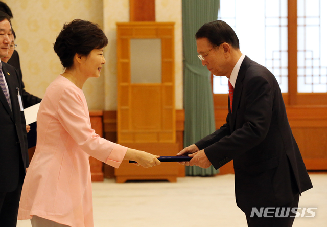 【서울=뉴시스】김영욱 기자 = 박근혜 전 대통령이 지난 2013년 8월8일 청와대에서 당시 김기춘 신임 대통령 비서실장에게 임명장을 수여하고 있다. 2013.08.08. (사진=문화체육관광부 제공)