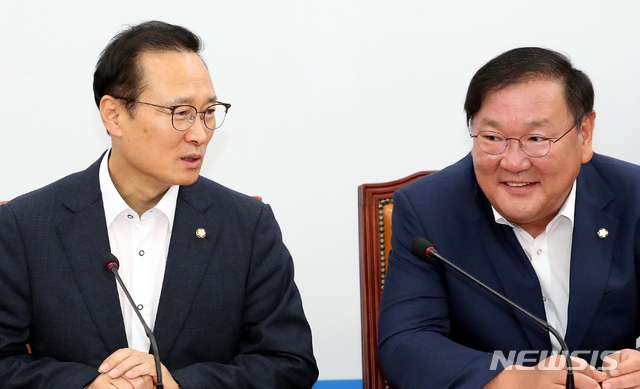 【서울=뉴시스】이종철 기자&nbsp; = 16일 오전 서울 여의도 국회에서 열린 더불어민주당 정책조정회의에서 홍영표 원내대표와 김태년 정책위의장이 의견을 나누고 있다. 2018.08.16.jc4321@newsis.com