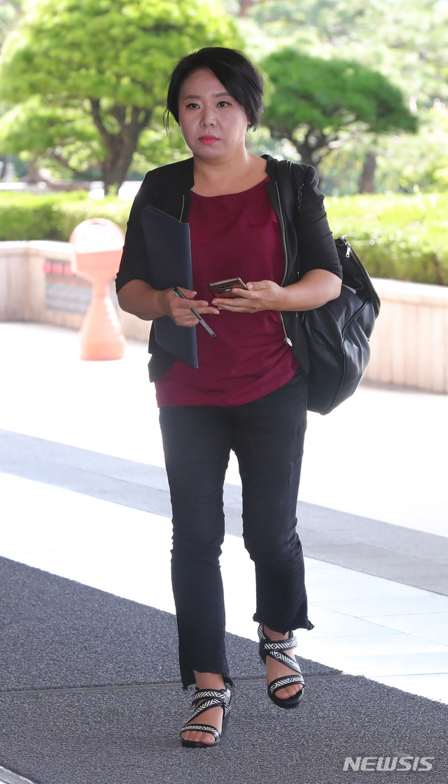 【서울=뉴시스】배훈식 기자 = 16일 오전 서울 서초구 서울중앙지방검찰청 앞에서 사법행정권 남용 의혹과 관련해 노영희 전 대한변호사협회 대변인이 참고인 신분으로 출석하고 있다. 2018.08.16. dahora83@newsis.com