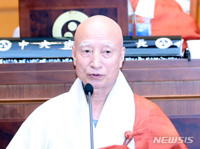 【서울=뉴시스】전진환 기자 = 총무원장 불신임 결의의 건 논의를 위한 조계종 중앙종회 제211차 임시중앙종회가 열린 16일 오전 서울 종로구 한국불교역사문화기념관에서 총무원장 설정 스님이 인사말을 하고 있다.  2018.08.16.  amin2@newsis.com
