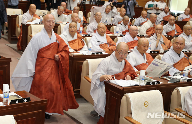 【서울=뉴시스】전진환 기자 = 총무원장 불신임 결의의 건 논의를 위한 조계종 중앙종회 제211차 임시중앙종회가 열린 16일 오전 서울 종로구 한국불교역사문화기념관으로 총무원장 설정 스님이 들어오고 있다. 2018.08.16. amin2@newsis.com