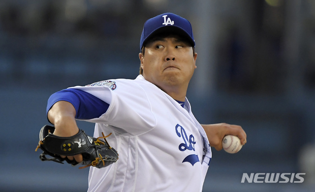 【로스앤젤레스=AP/뉴시스】 LA 다저스의 선발 투수 류현진(31)이 16일(한국시간) 미국 캘리포니아주 로스앤젤레스의 다저스타디움에서 열린 샌프란시스코 자이언츠와의 경기에 나와 1회초 역투하고 있다. 2018.08.16.